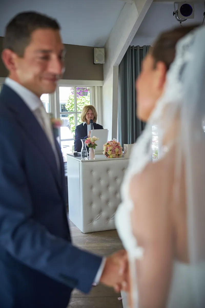 Patrick kijkt naar Sanne