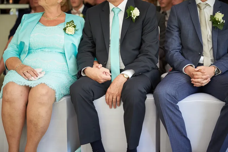 Familie kijkt toe tijdens de ceremonie