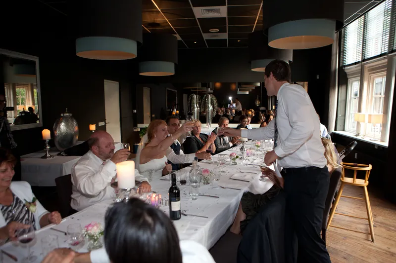 De lange tafel tijdens het diner
