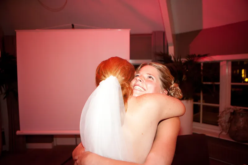 Jorike krijgt een knuffel in de feestzaal