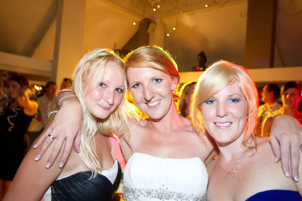 Jorike met vriendinnen op het feest