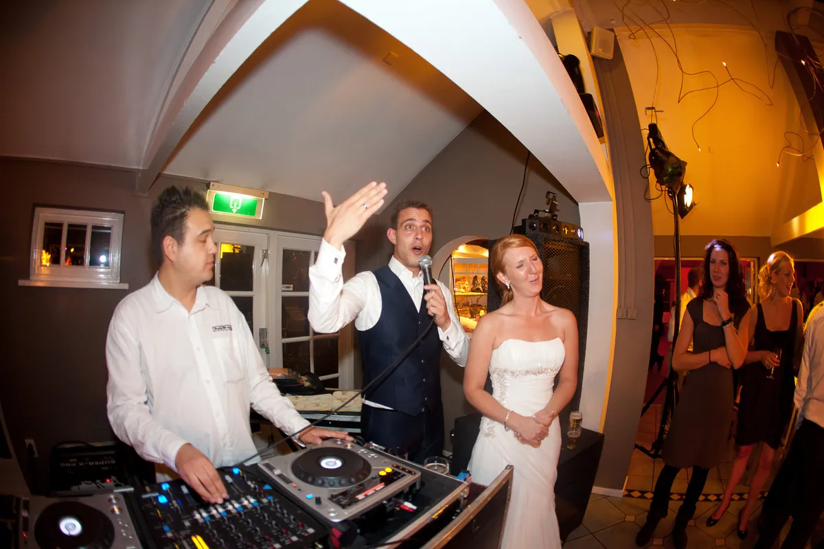 Jorike en Sebastiaan bij de dj aan het eind van de avond