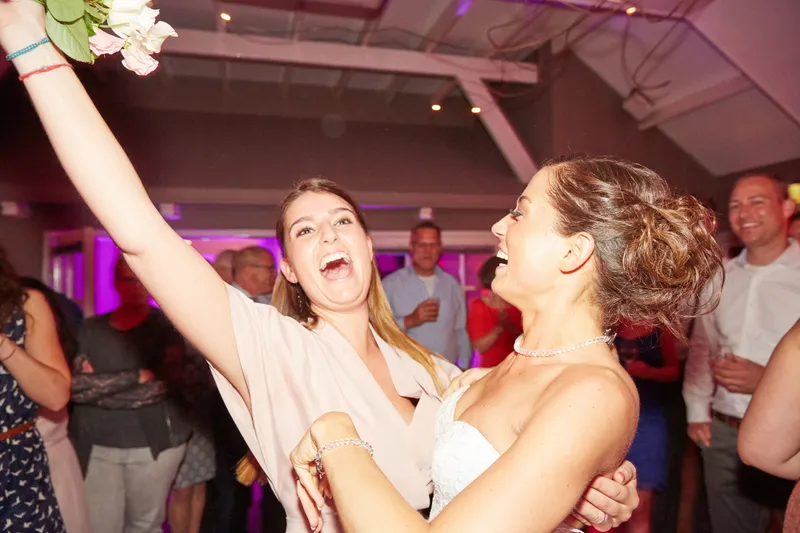 Sanne danst met een vriendin