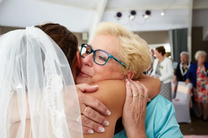 Sanne krijgt een knuffel na de ceremonie