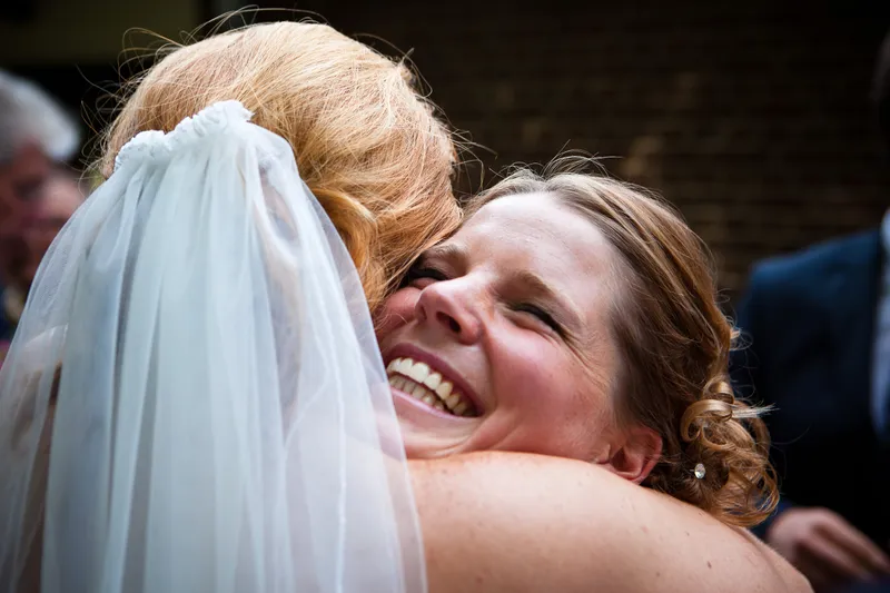 Jorike krijgt een knuffel na de ceremonie