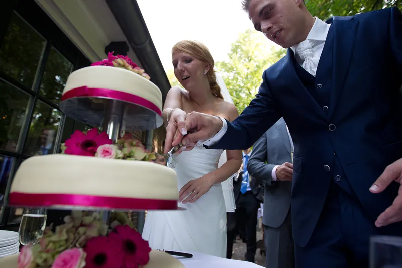 Jorike en Sebastiaan snijden de taart aan