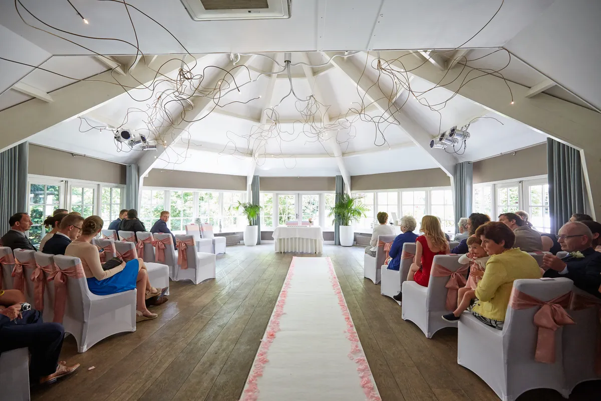 De trouwzaal van Alfreds, met witte stoelen