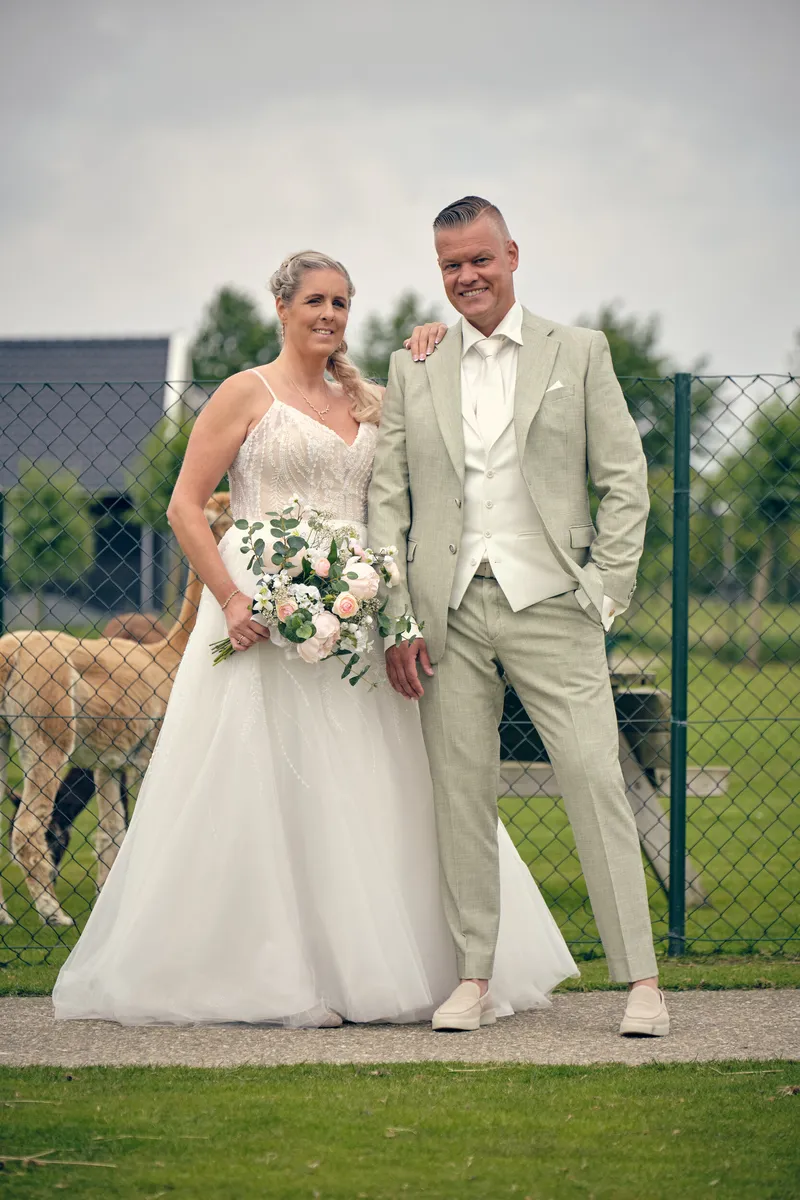 Marco en Tamara met een alpaca naast hen