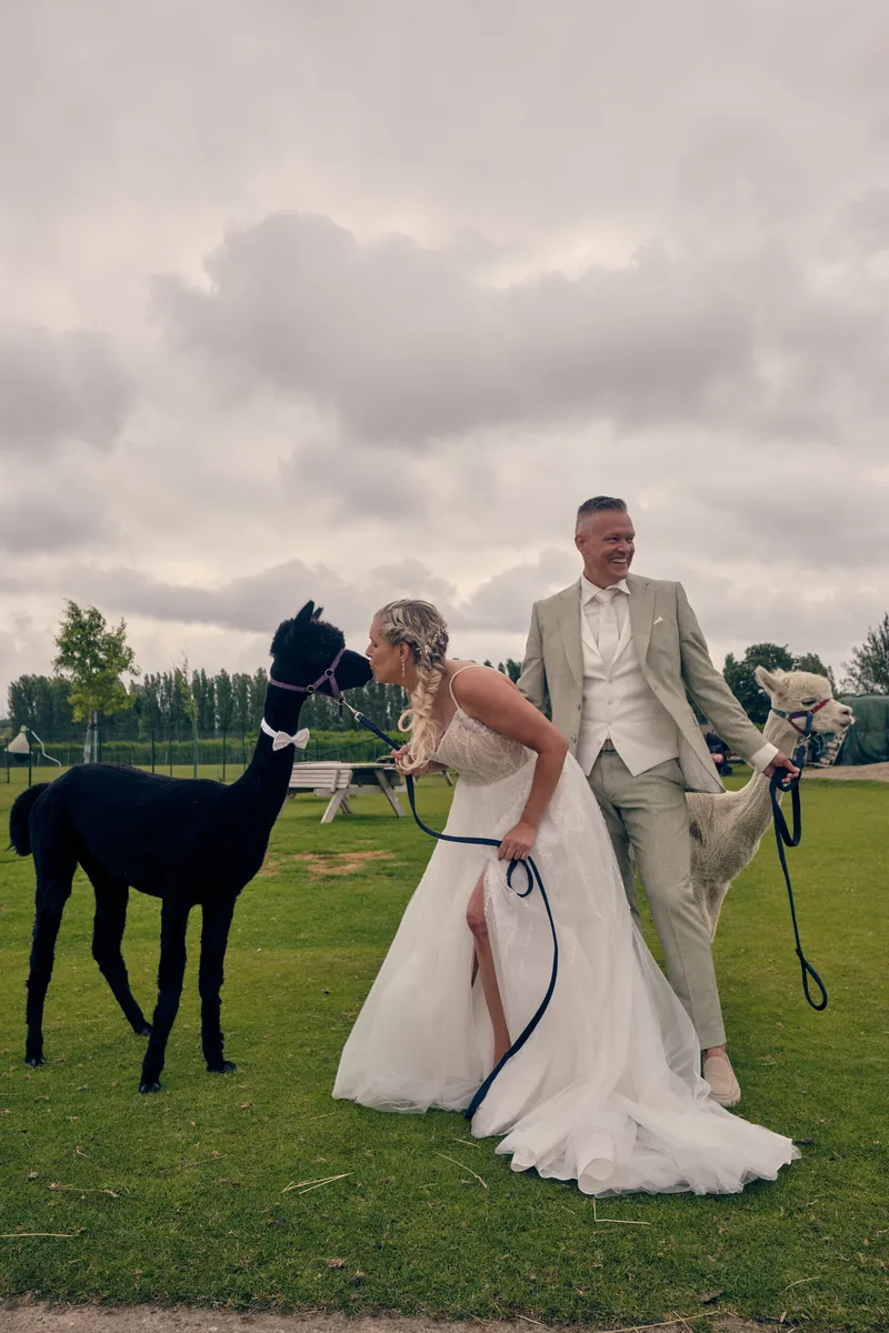 Tamara met een zwarte alpaca, Marco met een witte