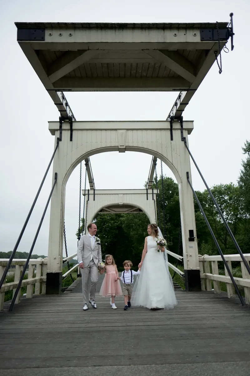 Het gezin op de witte ophaalbrug