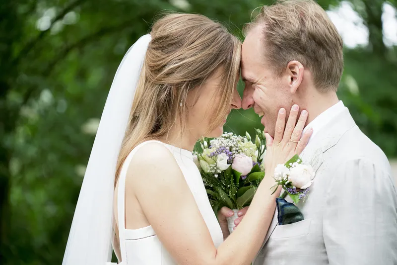 Mary en Jasper voorhoofd tegen voorhoofd