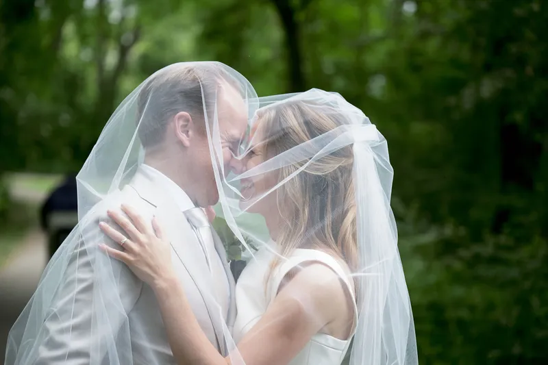 Mary en Jasper kussen onder haar sluier