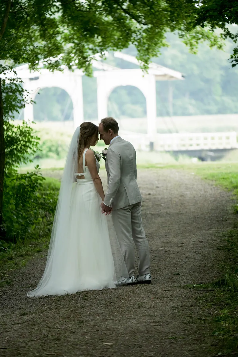 Mary en Jasper op het pad, met de witte ophaalbrug op de achtergrond