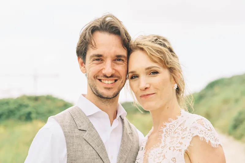 Annemieke en Jaap lachen naar de camera in de duinen van Kijkduin
