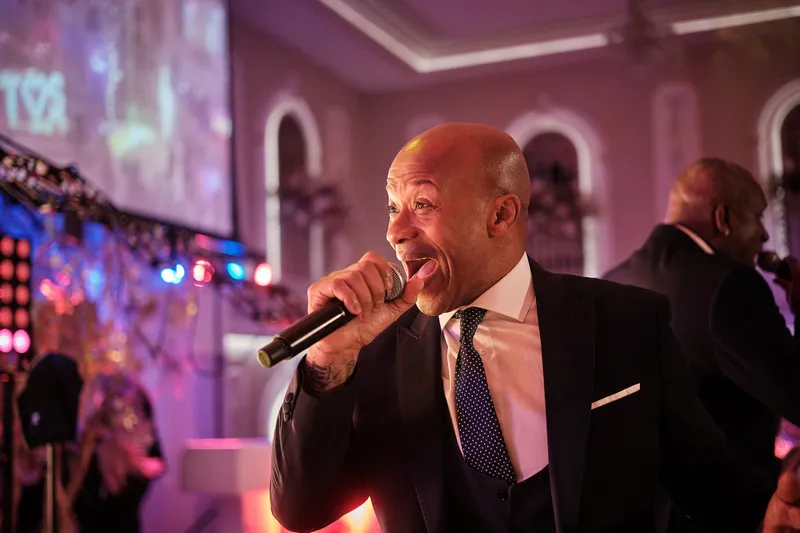 Een zanger zingt tussen de gasten
