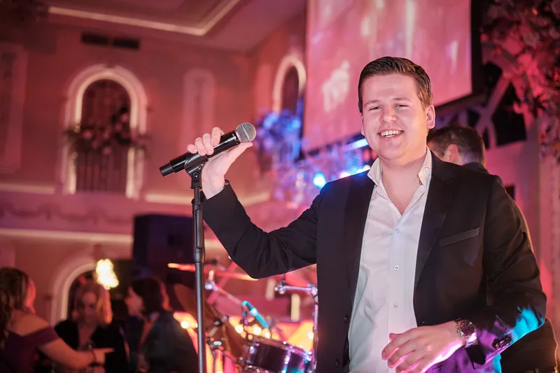 Een zanger op het podium in het roze licht