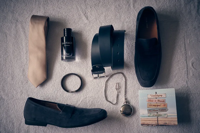 De schoenen, riem, parfum en zakhorloge van Patrick