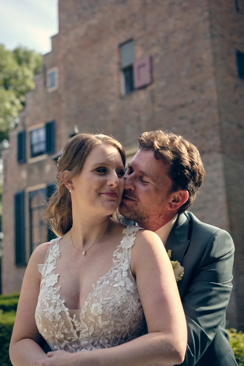 Fabian en Renée omhelzen elkaar voor het kasteel in het late licht