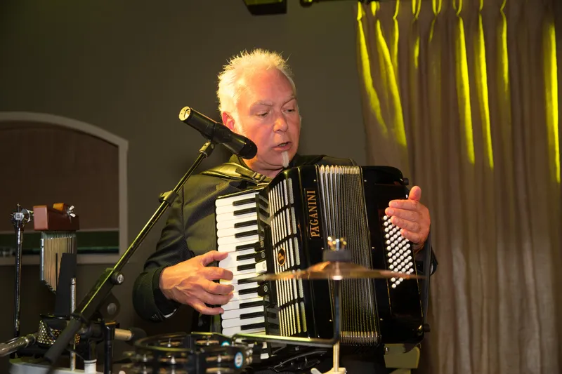 De accordeonist speelt tijdens het diner
