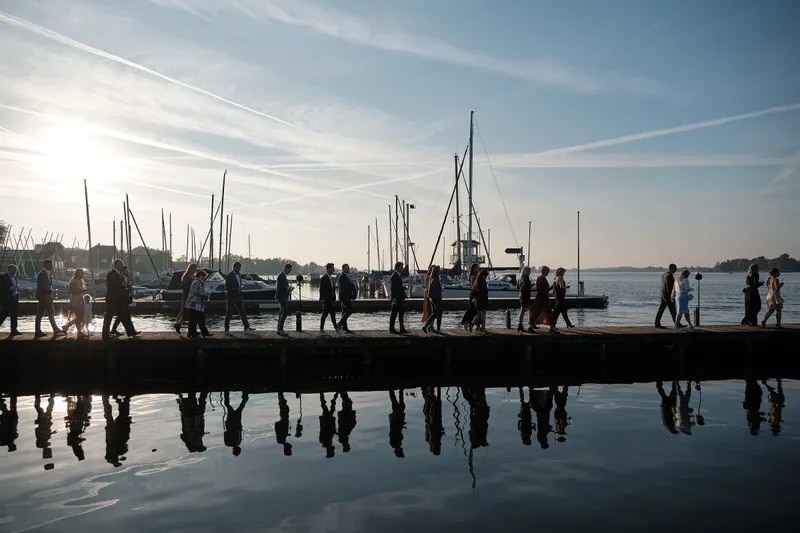 De zon gaat onder bij de haven, met de steiger en de boten