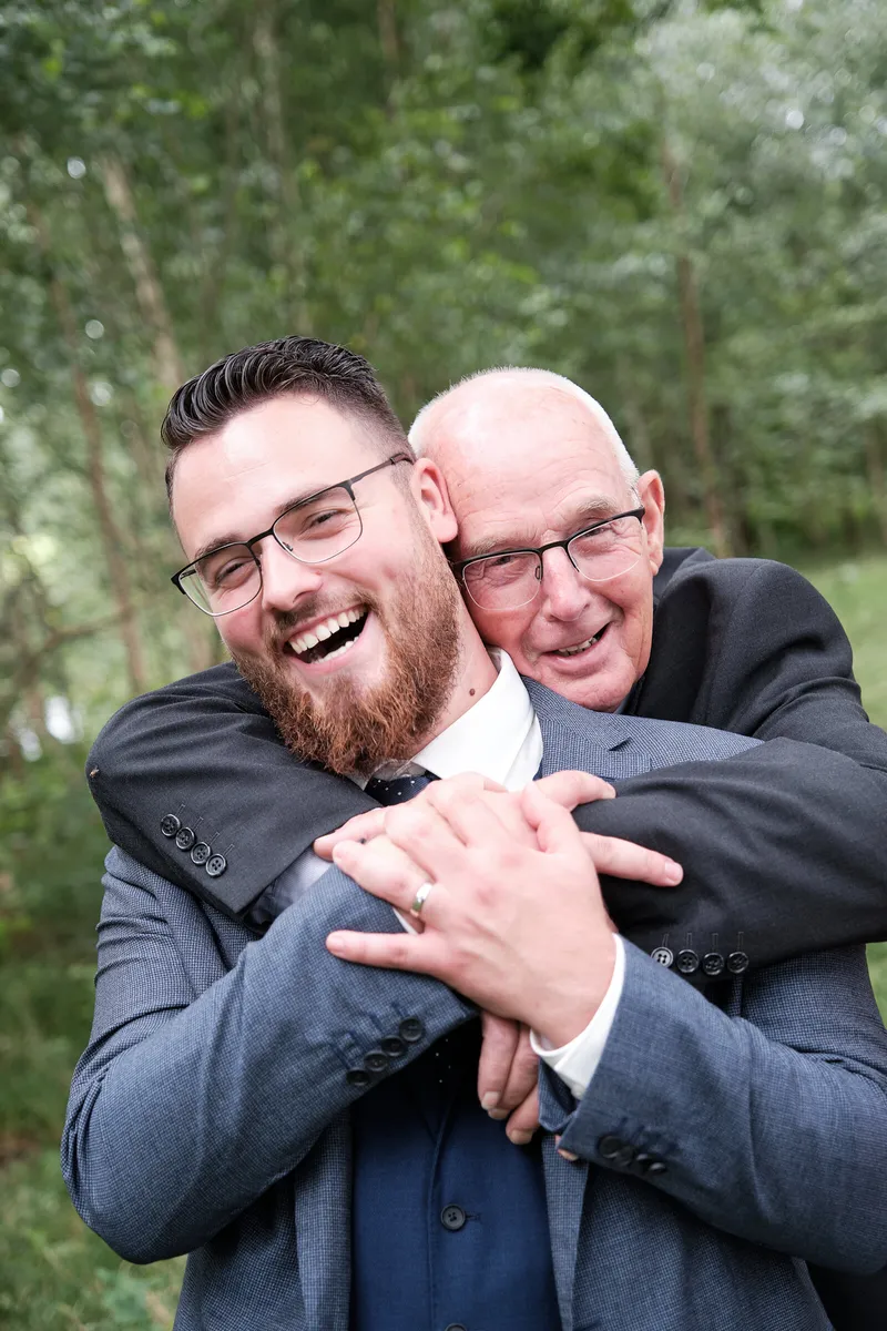 Barry omhelst lachend een familielid