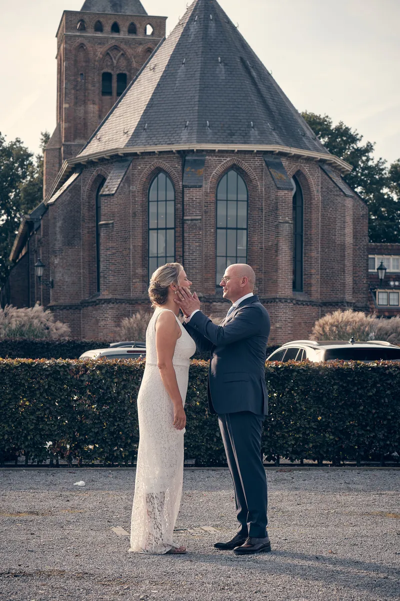 Elles en Bram voor Het Dikke Torentje in het avondlicht