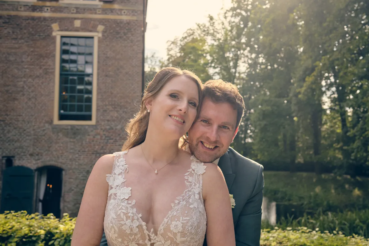Renée met haar wang tegen die van Fabian, in het warme licht