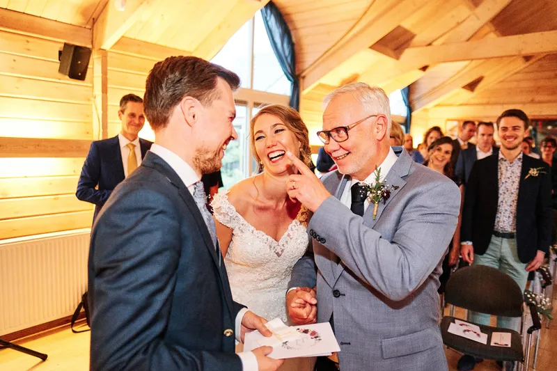Kirsten en Jouke met lachende gasten