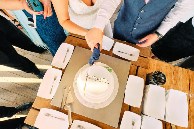 De taart wordt aangesneden aan tafel