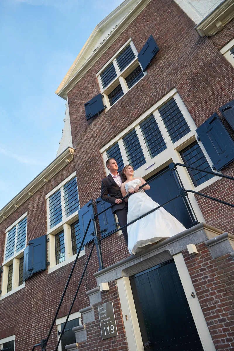 Linsey en Tim op het bordes van Hofstede Meerzigt, van onderaf