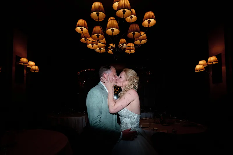Neomi en Michael kussen onder oranje lampen