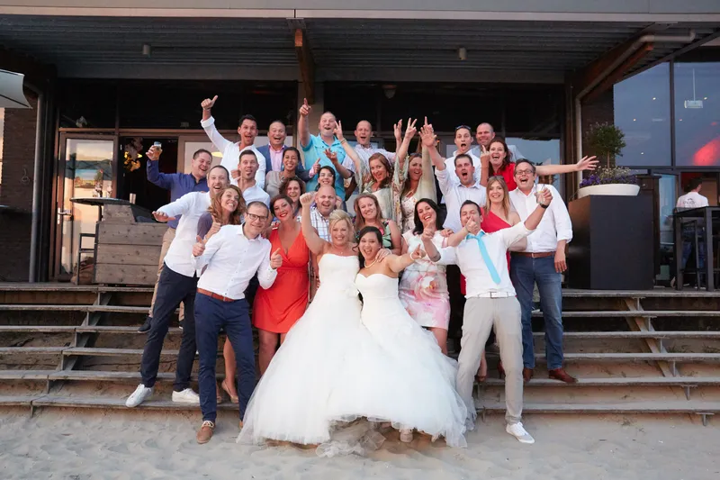 De groepsfoto op de trap van Villa Westend