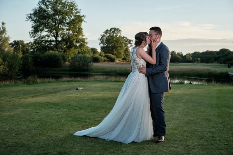 Barry en Milou omhelzen elkaar aan het water in het avondlicht