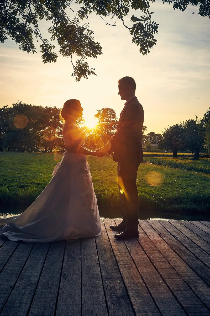 Linsey en Tim hand in hand als silhouet op de steiger