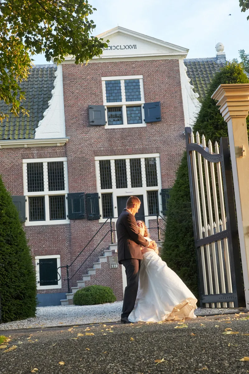 Linsey en Tim bij het hek voor de Hofstede