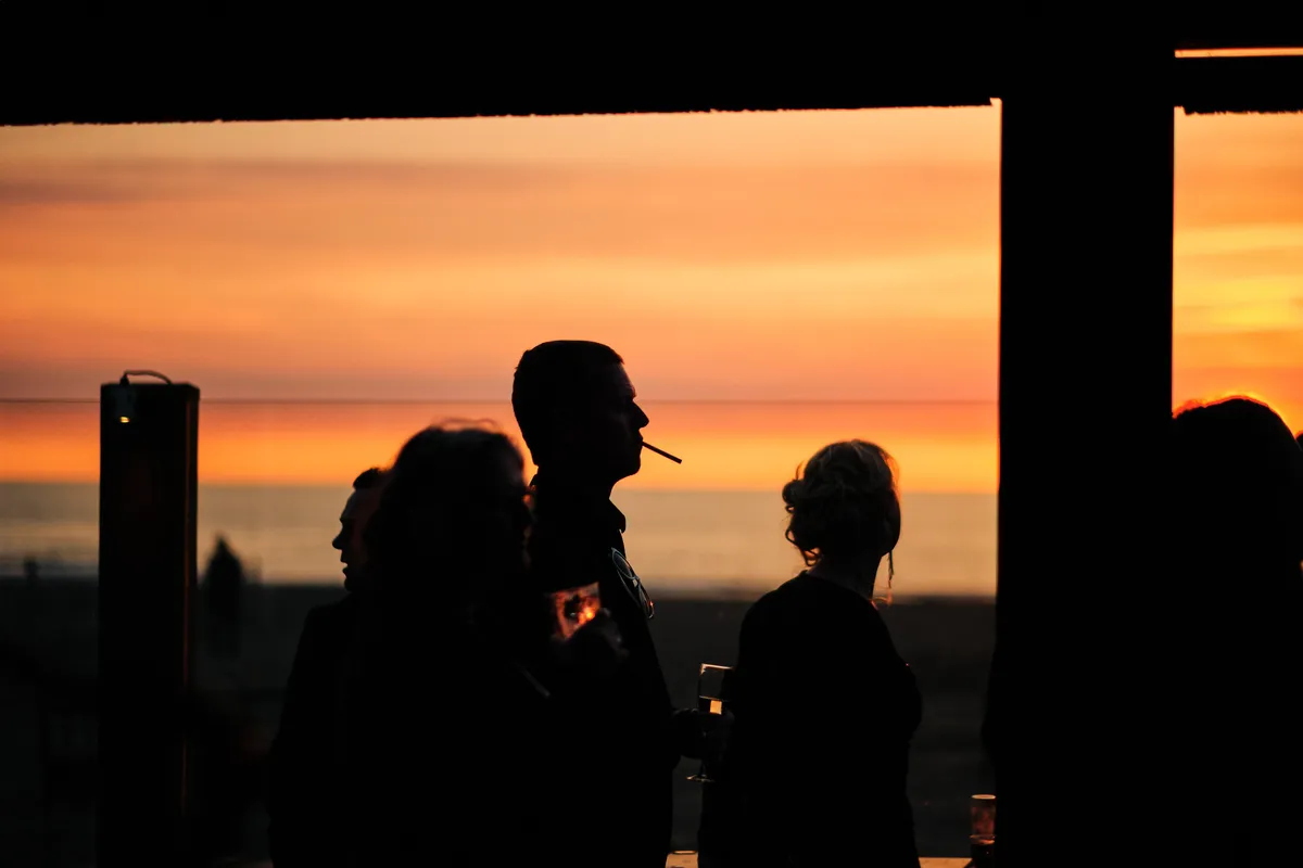 Silhouetten tegen de oranje lucht