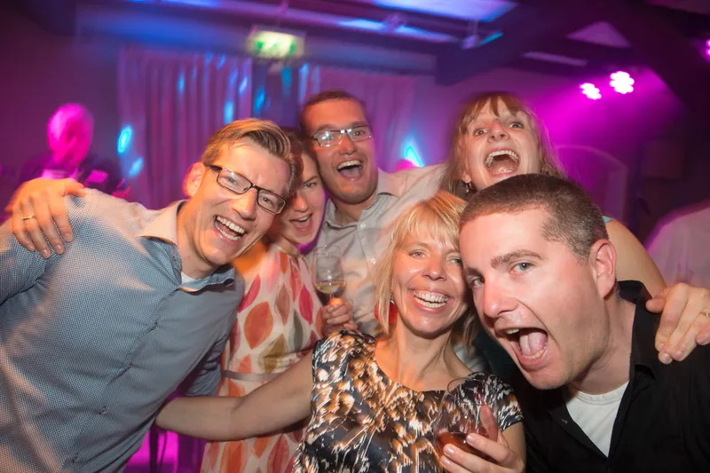Lachende gasten op de dansvloer