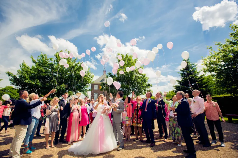 De ballonnen gaan de lucht in, de gasten rond Jennifer en Brian