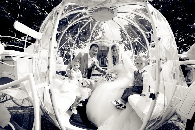 Jennifer en Brian met twee kinderen in de witte koets