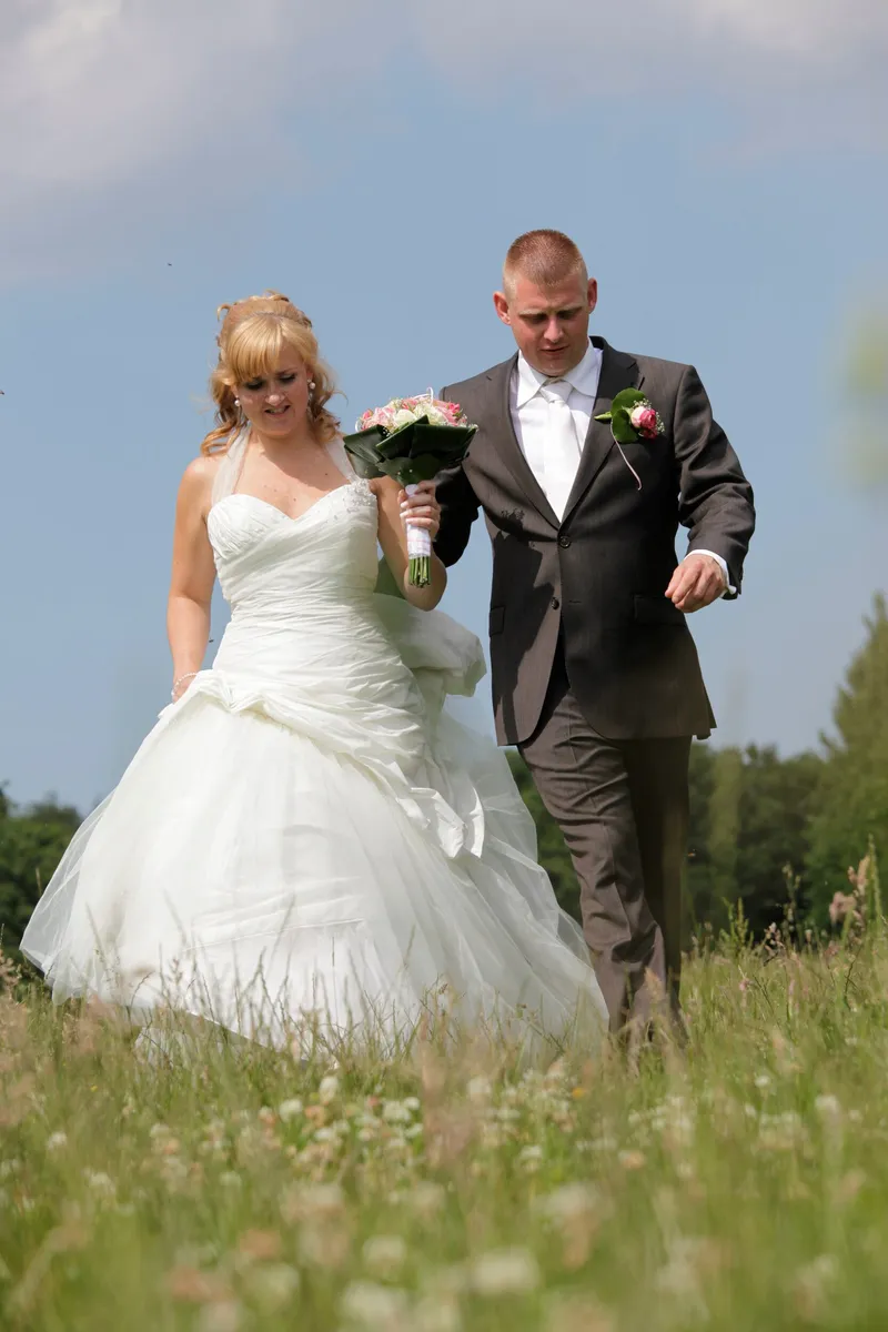 Alex en Evelyn in het hoge gras