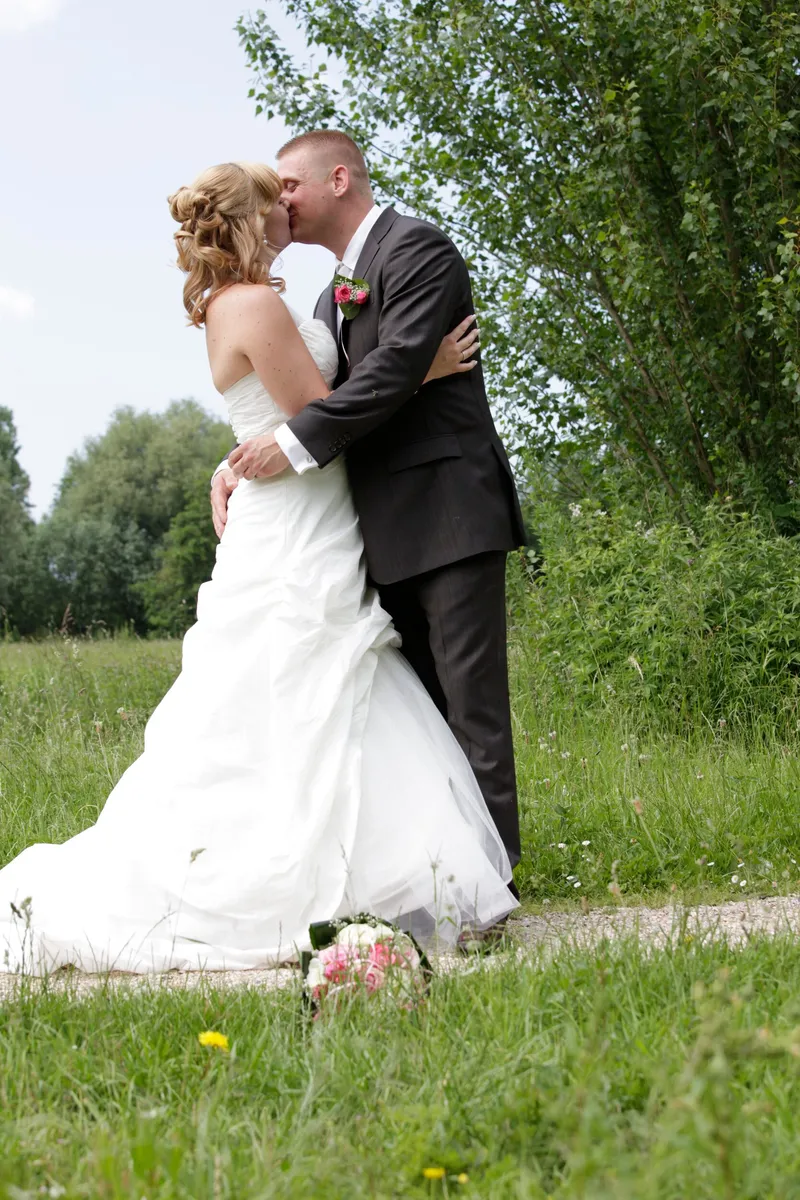 Alex en Evelyn kussen in het gras