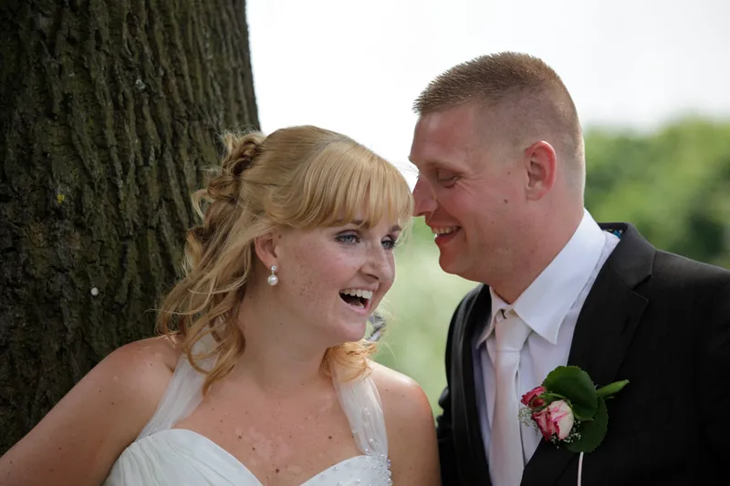 Alex en Evelyn tegen een boom