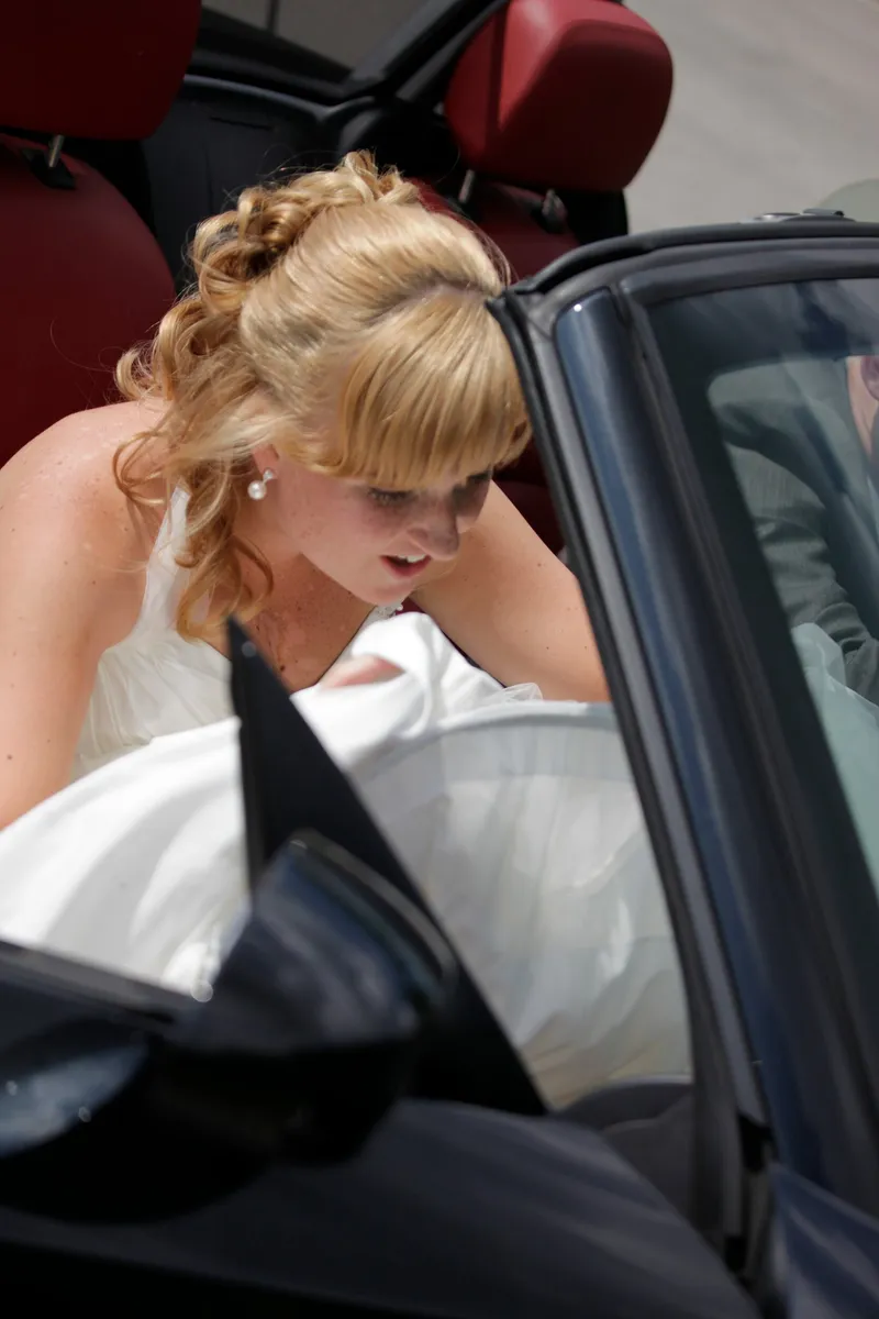 Evelyn stapt in de cabrio