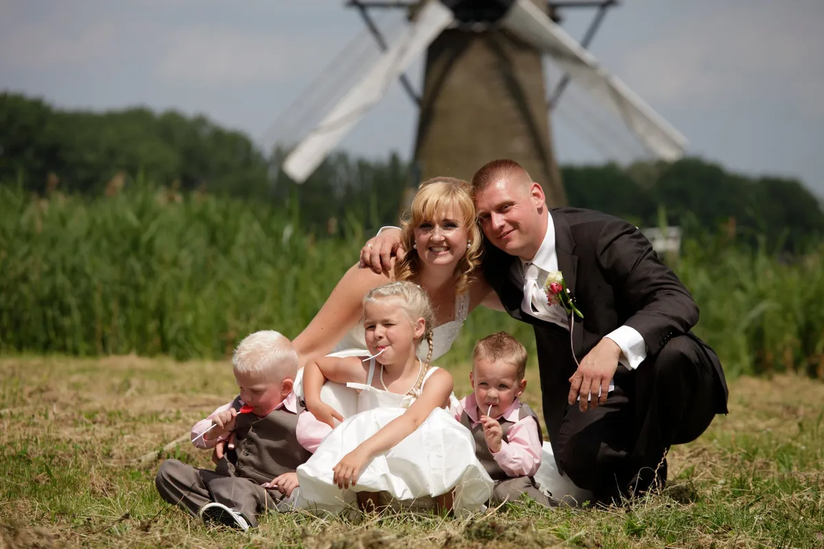 Alex en Evelyn met de kinderen in het gras bij de molen