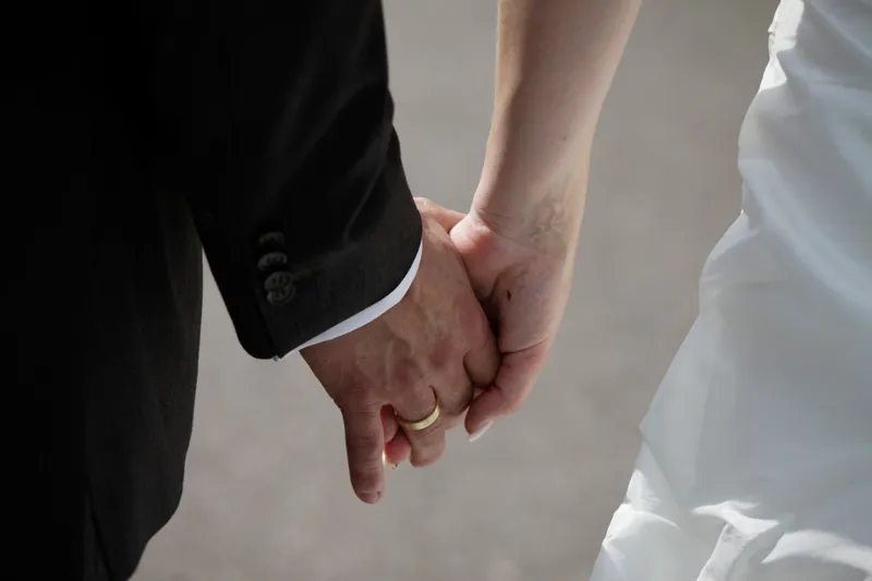 Alex en Evelyn hand in hand