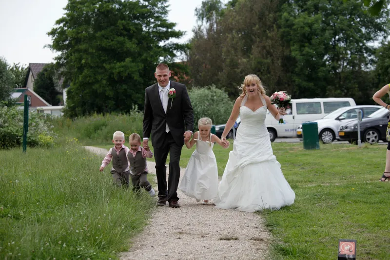 Alex en Evelyn lopen met de kinderen over het pad