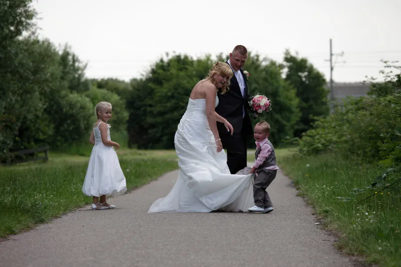 Alex en Evelyn rennen met de kinderen over het pad