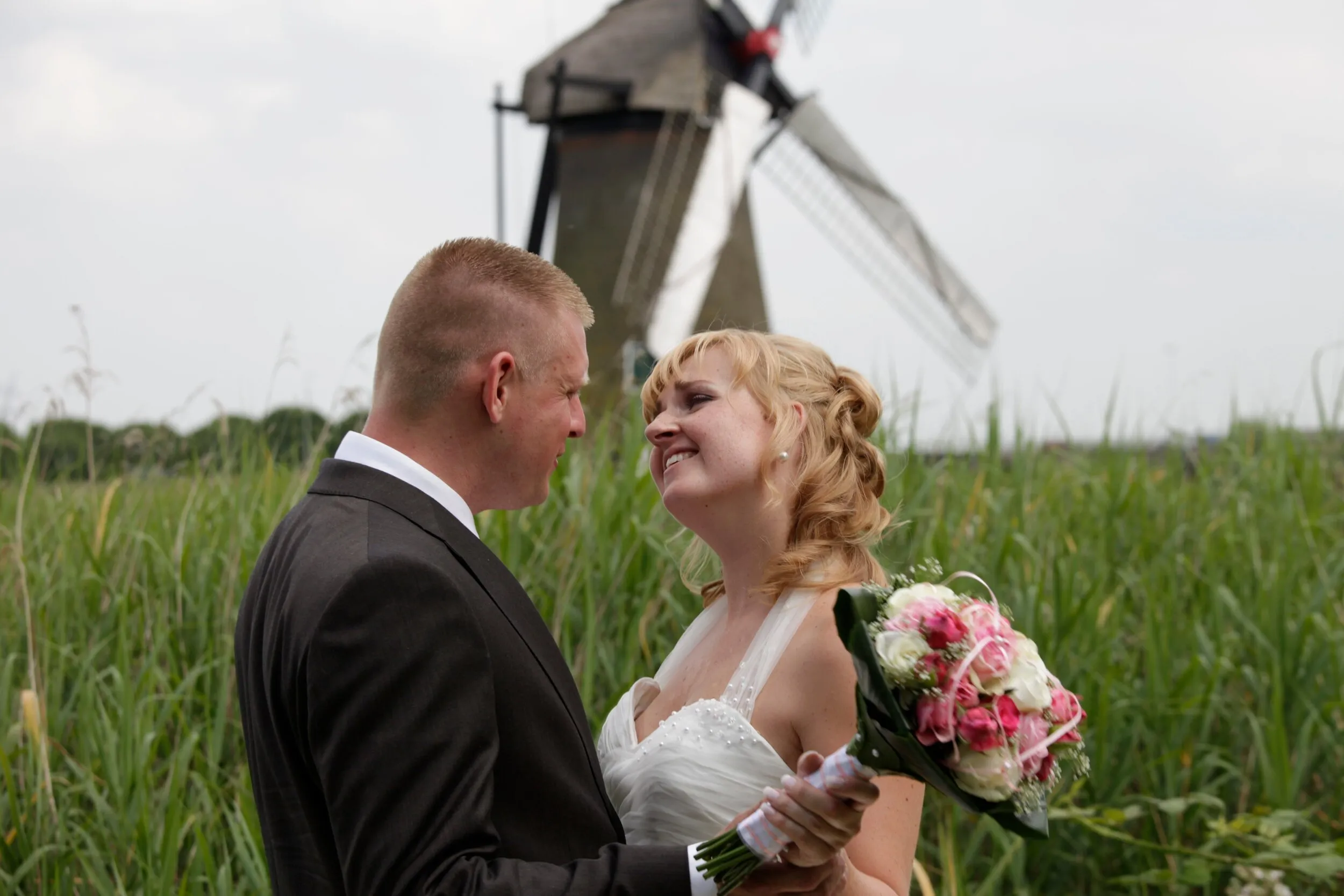 Alex en Evelyn lachen bij de molen in Barendrecht