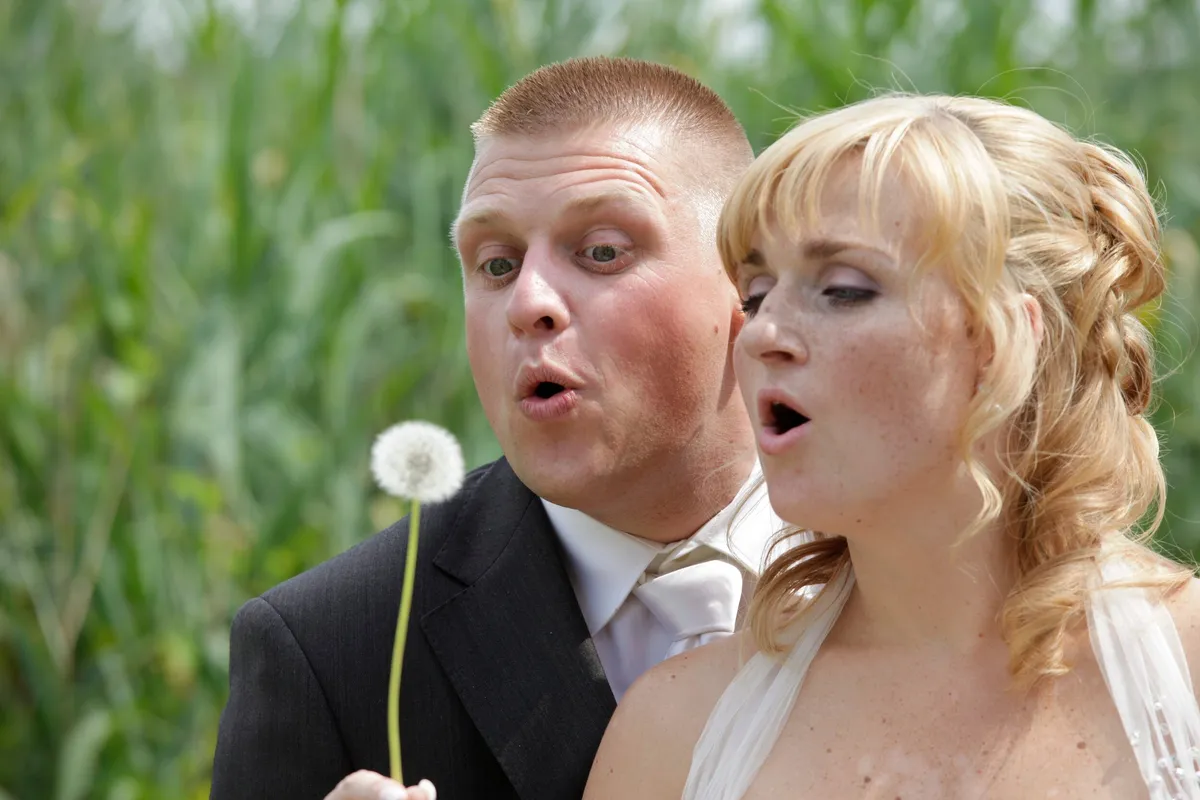 Alex en Evelyn blazen samen een paardenbloem uit