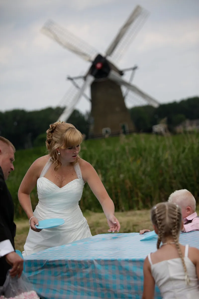 Evelyn bij de picknicktafel, met de molen op de achtergrond